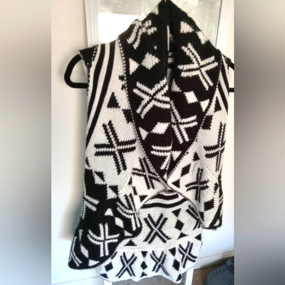 Black and White Geometrical Sweater-XL